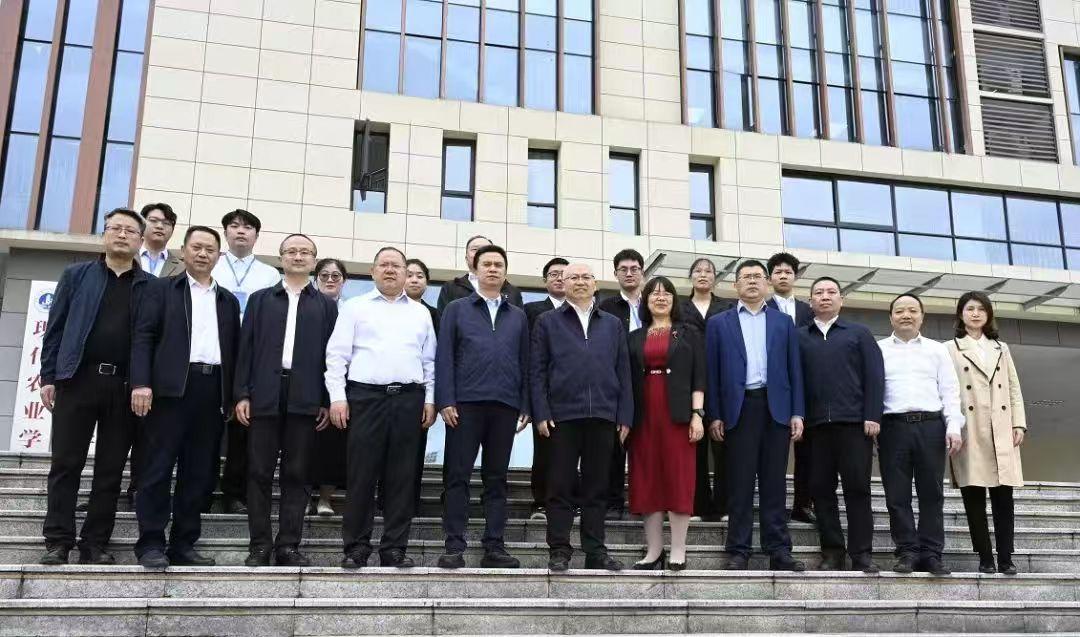 四川农业大学校长吴德 、南充市政协副主席袁伟平一行莅临学院调研指导中国（西充）有机农业研究院建设